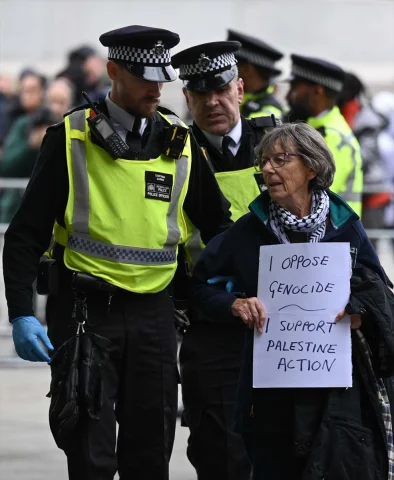 İngiltere'de protestolar: Palestine Action destekçilerine polis müdahalesi