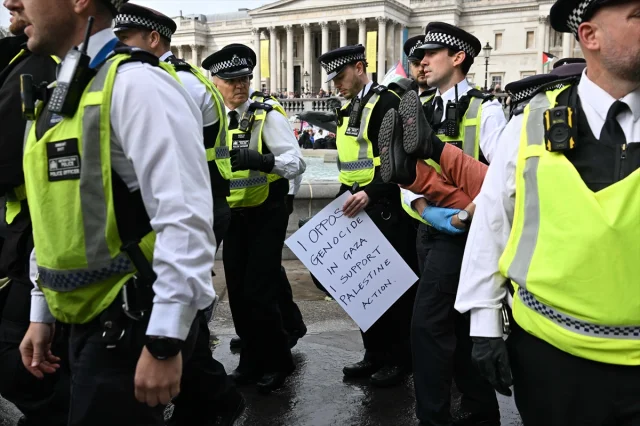 İngiltere'de protestolar: Palestine Action destekçilerine polis müdahalesi