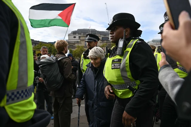 İngiltere'de protestolar: Palestine Action destekçilerine polis müdahalesi