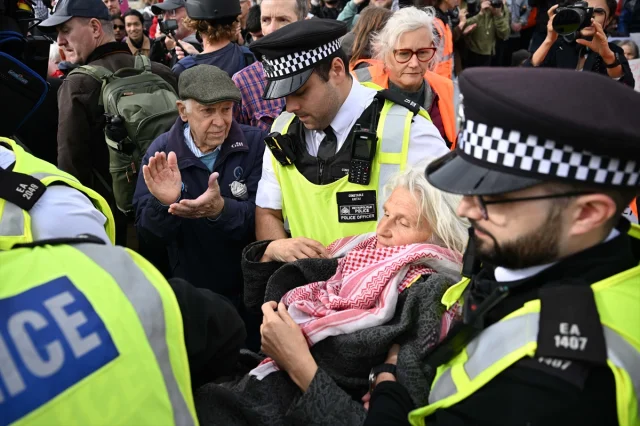 İngiltere'de protestolar: Palestine Action destekçilerine polis müdahalesi