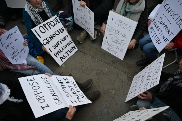 İngiltere'de protestolar: Palestine Action destekçilerine polis müdahalesi