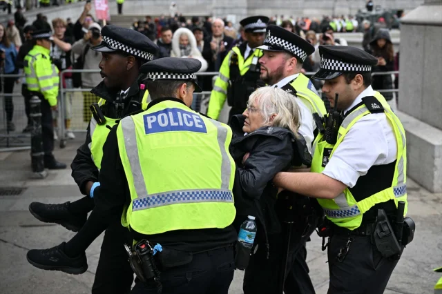 İngiltere'de protestolar: Palestine Action destekçilerine polis müdahalesi