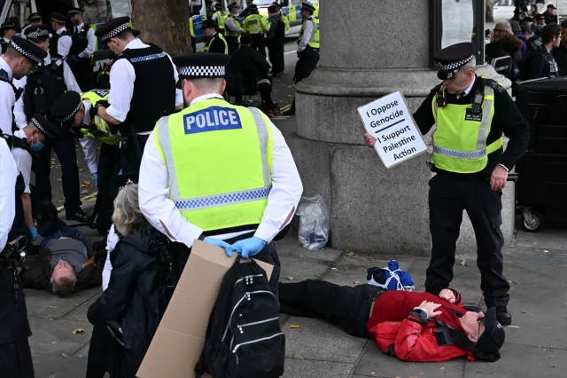 İngiltere'de protestolar: Palestine Action destekçilerine polis müdahalesi