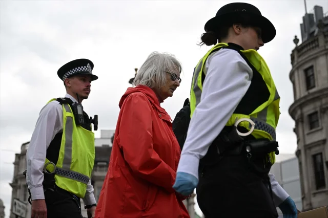 İngiltere'de protestolar: Palestine Action destekçilerine polis müdahalesi