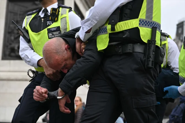 İngiltere'de protestolar: Palestine Action destekçilerine polis müdahalesi