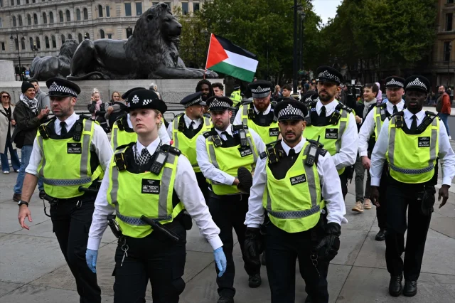 İngiltere'de protestolar: Palestine Action destekçilerine polis müdahalesi