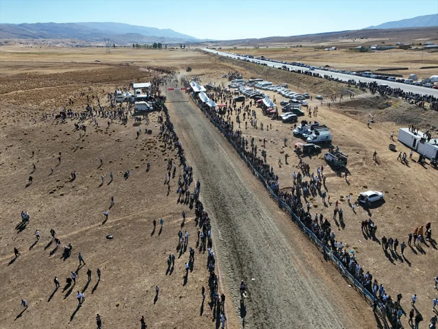 Bingöl'de Renkli Anlar: Toklular'da Geleneksel At Yarışları Coşkusu