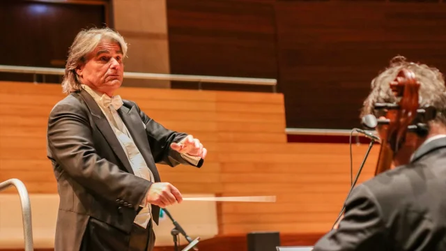 İzmir'de Müzik Dolu Bir Akşam: Devlet Senfoni Orkestrası Sezonu Görkemli Açtı