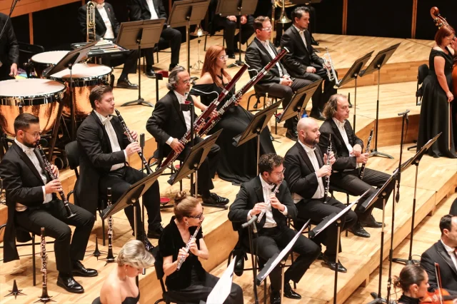 İzmir'de Müzik Dolu Bir Akşam: Devlet Senfoni Orkestrası Sezonu Görkemli Açtı