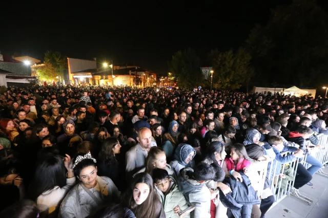 Kıraç'ın Unutulmaz Kars Konseri Sürprizlerle Dolu Gece Yaşattı