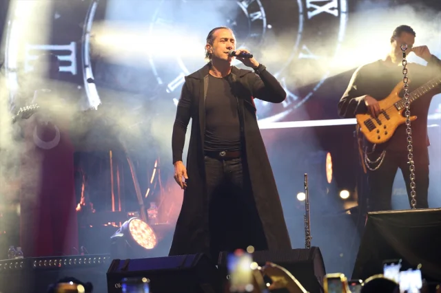 Kıraç'ın Unutulmaz Kars Konseri Sürprizlerle Dolu Gece Yaşattı