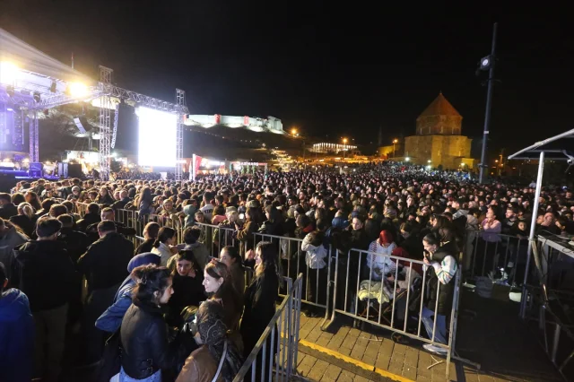 Kıraç'ın Unutulmaz Kars Konseri Sürprizlerle Dolu Gece Yaşattı