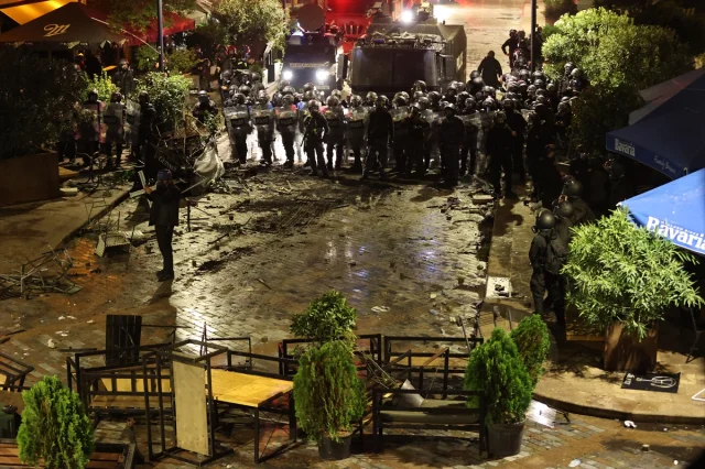 Gürcistan'da Protestolar Büyüyor: Başkanlık Sarayı Önünde Büyük Çatışma