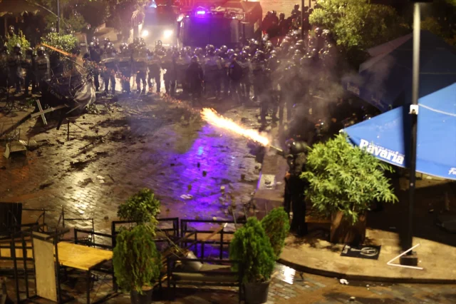Gürcistan'da Protestolar Büyüyor: Başkanlık Sarayı Önünde Büyük Çatışma