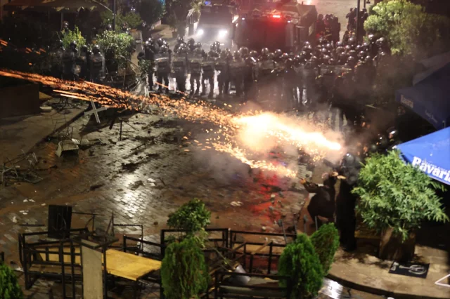 Gürcistan'da Protestolar Büyüyor: Başkanlık Sarayı Önünde Büyük Çatışma