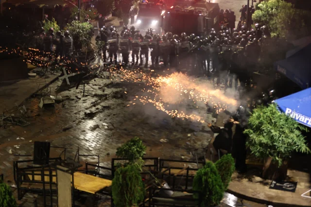 Gürcistan'da Protestolar Büyüyor: Başkanlık Sarayı Önünde Büyük Çatışma