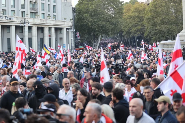 Gürcistan'da Çalkantılı Protestolar: Cumhurbaşkanlığı Sarayı Önünde Çatışma