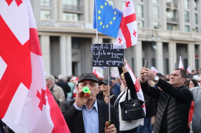 Gürcistan'da Çalkantılı Protestolar: Cumhurbaşkanlığı Sarayı Önünde Çatışma