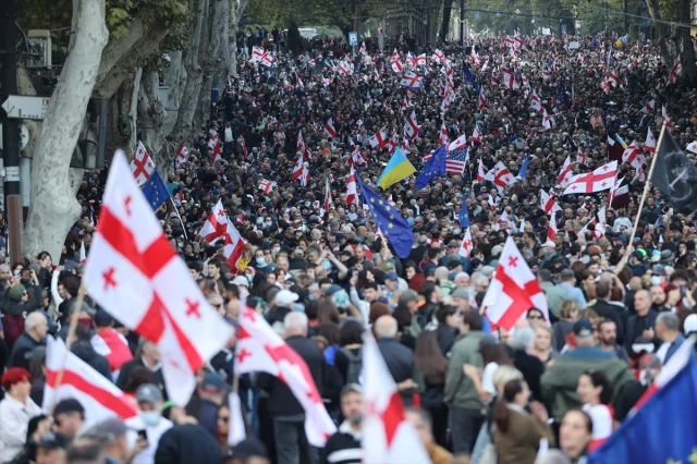 Gürcistan'da Çalkantılı Protestolar: Cumhurbaşkanlığı Sarayı Önünde Çatışma
