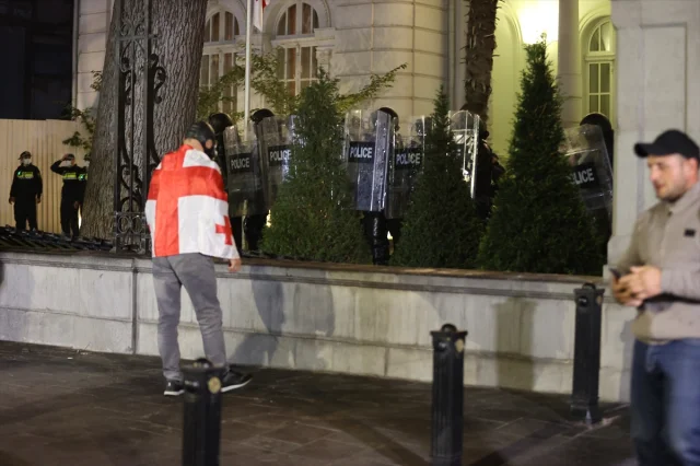 Gürcistan'da Çalkantılı Protestolar: Cumhurbaşkanlığı Sarayı Önünde Çatışma