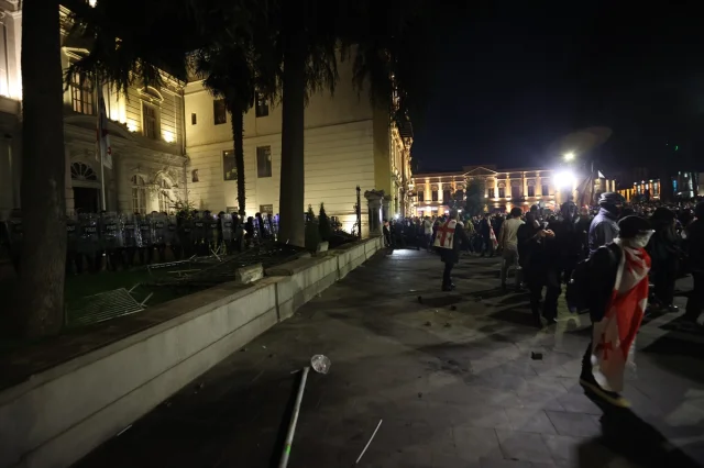Gürcistan'da Çalkantılı Protestolar: Cumhurbaşkanlığı Sarayı Önünde Çatışma