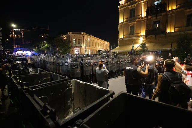 Gürcistan'da Çalkantılı Protestolar: Cumhurbaşkanlığı Sarayı Önünde Çatışma