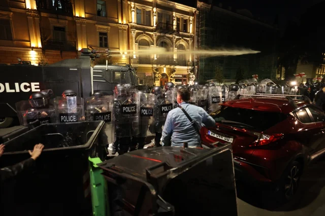 Gürcistan'da Çalkantılı Protestolar: Cumhurbaşkanlığı Sarayı Önünde Çatışma