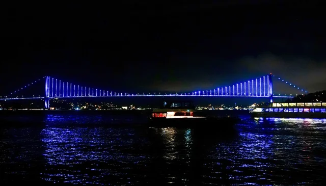 Türk Devletleri Gününde Renkli Manzaralar: İstanbul ve Ankara'nın Simgeleri Turkuaza Büründü