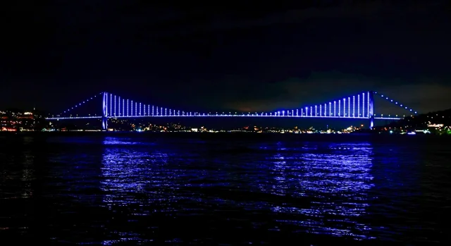 Türk Devletleri Gününde Renkli Manzaralar: İstanbul ve Ankara'nın Simgeleri Turkuaza Büründü