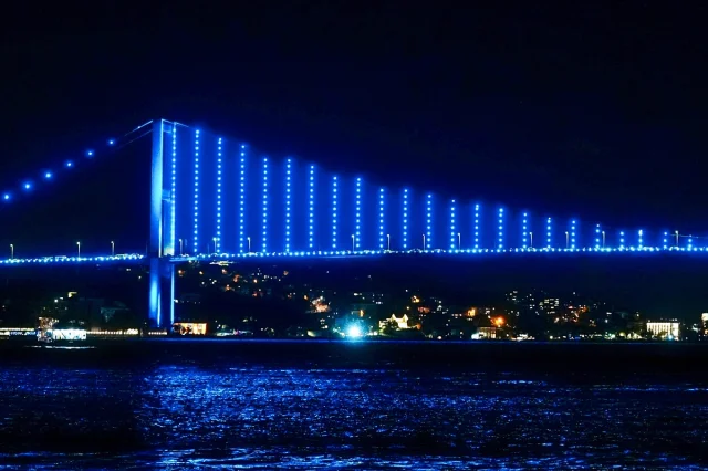 Türk Devletleri Gününde Renkli Manzaralar: İstanbul ve Ankara'nın Simgeleri Turkuaza Büründü