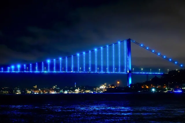 Türk Devletleri Gününde Renkli Manzaralar: İstanbul ve Ankara'nın Simgeleri Turkuaza Büründü