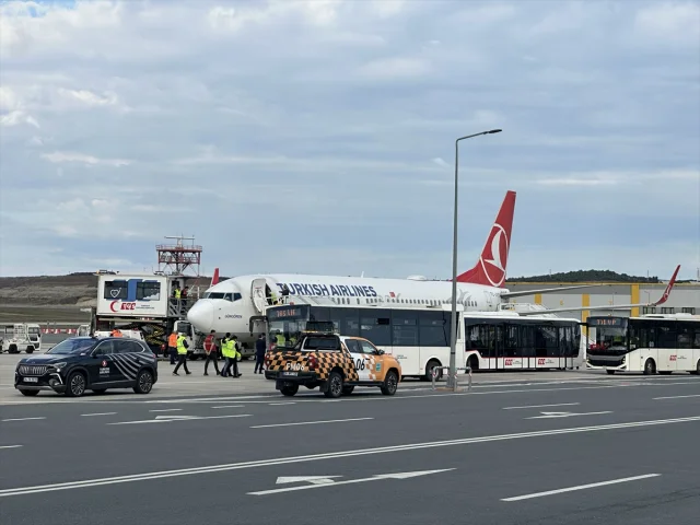THY Uçağı Aktivistleri İstanbul'a Getirdi
