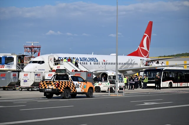 THY Uçağı Aktivistleri İstanbul'a Getirdi