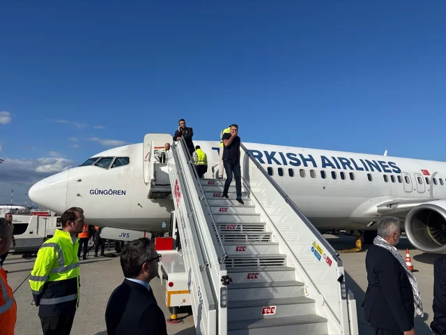 THY Uçağı Aktivistleri İstanbul'a Getirdi