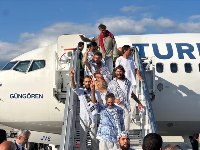 THY Uçağı Aktivistleri İstanbul'a Getirdi