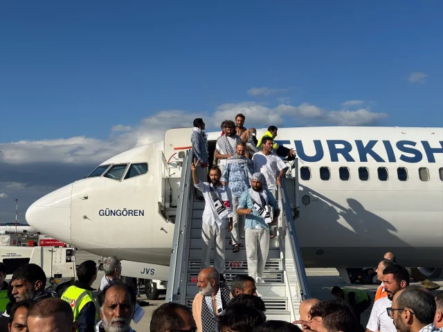 THY Uçağı Aktivistleri İstanbul'a Getirdi
