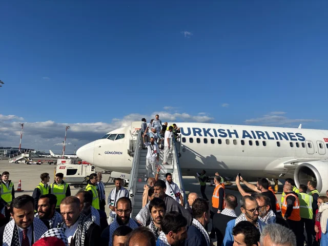 THY Uçağı Aktivistleri İstanbul'a Getirdi