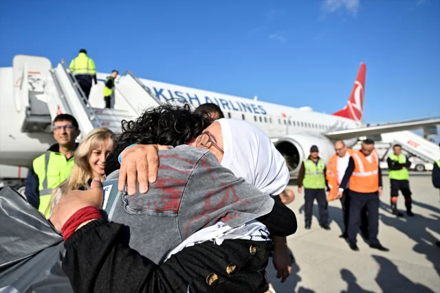 THY Uçağı Aktivistleri İstanbul'a Getirdi
