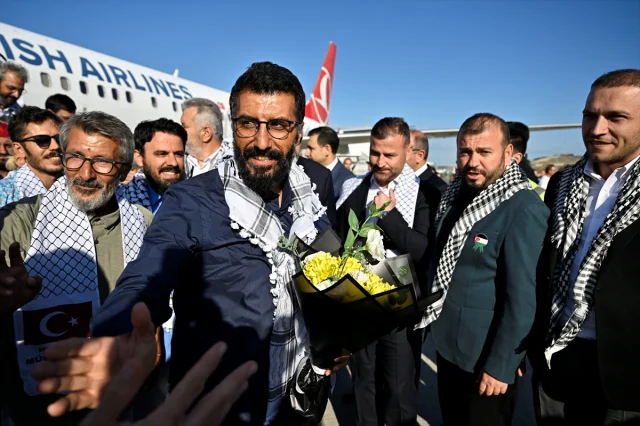 THY Uçağı Aktivistleri İstanbul'a Getirdi
