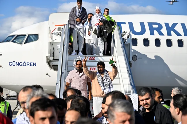 THY Uçağı Aktivistleri İstanbul'a Getirdi