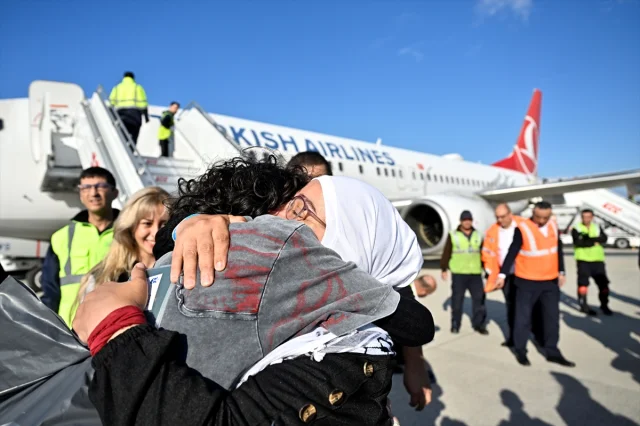THY Uçağı Aktivistleri İstanbul'a Getirdi