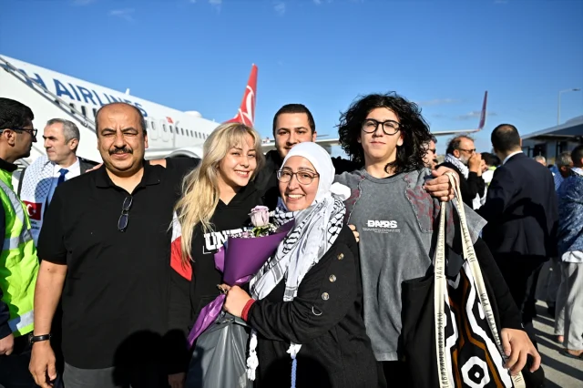 THY Uçağı Aktivistleri İstanbul'a Getirdi