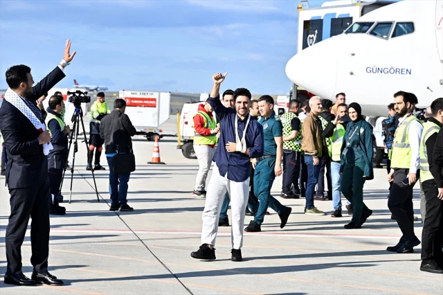 THY Uçağı Aktivistleri İstanbul'a Getirdi
