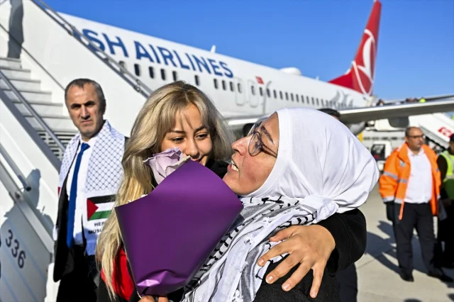 THY Uçağı Aktivistleri İstanbul'a Getirdi
