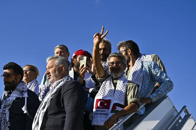 THY Uçağı Aktivistleri İstanbul'a Getirdi