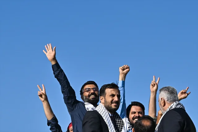 THY Uçağı Aktivistleri İstanbul'a Getirdi