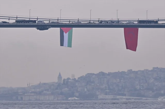 İstanbul Boğazı'nda Köprüler Filistin İçin Bayraklarla Süsleniyor
