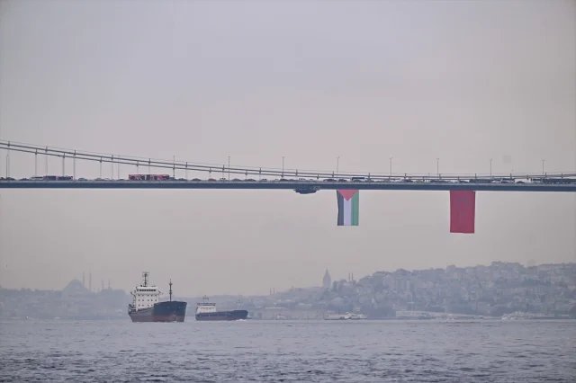 İstanbul Boğazı'nda Köprüler Filistin İçin Bayraklarla Süsleniyor