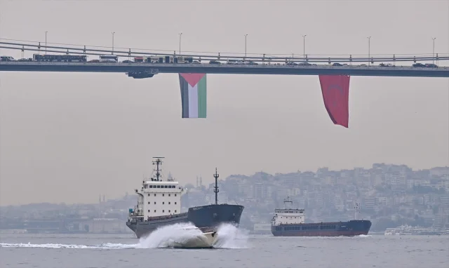 İstanbul Boğazı'nda Köprüler Filistin İçin Bayraklarla Süsleniyor