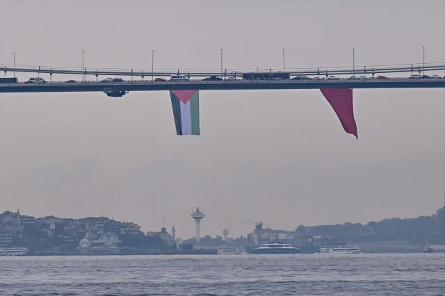 İstanbul Boğazı'nda Köprüler Filistin İçin Bayraklarla Süsleniyor